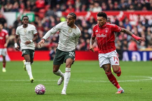 Premier League Nottingham Forest v Chelsea Reece James of Chelsea and Igor Jesus of Nottingham Forest battle for the ball during the Premier League match Nottingham Forest vs Chelsea at City Ground, Nottingham, United Kingdom, 18th October 2025 (Photo by Alfie Cosgrove News Images) Nottingham City Ground Nottinghamshire United Kingdom Copyright: xAlfiexCosgrove NewsxImagesx