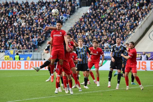 18.10.2025, Fussball, Herren, 3. Liga, Saison 2025 2026, 1. FC Saarbrücken - SC Verl, Timur Gayret (SC Verl), Lasse Wilhelm (1. FC Saarbruecken), Kaan Caliskaner (1. FC Saarbruecken) Saarbrücken Ludwigsparkstadion Saarland Deutschland (DE) Copyright: xSebastianxBachx