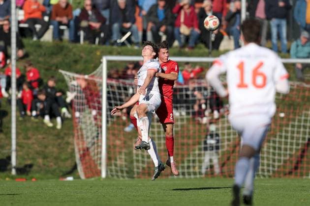 18.10.2025, xjcx, Herren, Fussball, Saison 2025 2026, Regionalliga Bayern, 14. Spieltag: TSV Aubstadt - FC Bayern Muenchen II Richard Christian Meier ( 9, FC Bayern München II) und Lukas Mrozek ( 2, TSV Aubstadt) Sulzfeld Schulstadion Aubstadt Bayern Deutschland