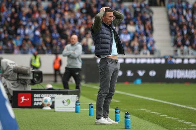 Christian Eichner (Karlsruher SC, Chef-Trainer) schlaegt die Haende ueber den Kopf, Karlsruher SC vs. 1. FC Kaiserslautern, 2. Bundesliga, 9. Spieltag, 2025 2026, 18.10.2025, DFL REGULATIONS PROHIBIT ANY USE OF PHOTOGRAPHS AS IMAGE SEQUENCES AND OR QUASI-VIDEO, Karlsruher SC vs. 1. FC Kaiserslautern, 2. Bundesliga, 9. Spieltag, 2025 2026, 18.10.2025 Karlsruhe