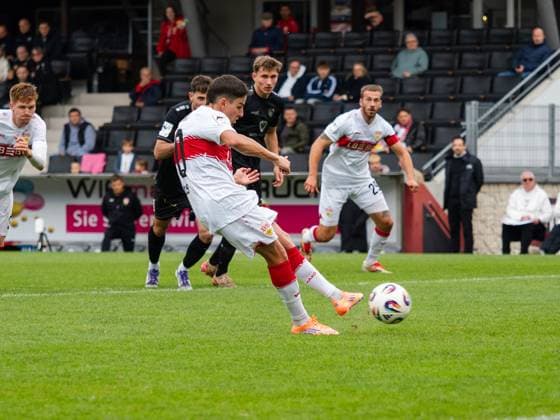 Elfmeter durch Nicolas Sessa (VfB Stuttgart II, 10) zum 2:0 GER, VfB Stuttgart II vs. 1. FC Schweinfurth, Fussball, 3. Liga, Spielzeit 2025 2026, 18.10.2025 GER, VfB Stuttgart II vs. 1. FC Schweinfurth, Fussball, 3. Liga, Spielzeit 2025 2026, 18.10.2025 Aspach Copyright: xEibner-Pressefoto CarstenxSchwerx EP_CSG