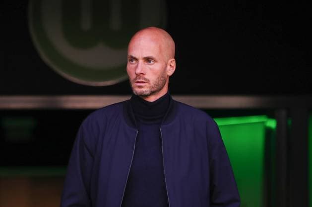 18.10.2025, xgox, Fussball - 1.Bundesliga VfL Wolfsburg - VfB Stuttgart emspor, v.l. Paul Simonis (Wolfsburg, Trainer) (DFL DFB REGULATIONS PROHIBIT ANY USE OF PHOTOGRAPHS as IMAGE SEQUENCES and or QUASI-VIDEO) Wolfsburg