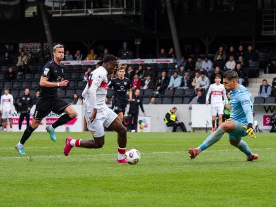 Mansour Ouro-Tagba (VfB Stuttgart II, 27) stuermt frei auf Maximilian Weisbaecker (1. FC Schweinfurth, 40) zu GER, VfB Stuttgart II vs. 1. FC Schweinfurth, Fussball, 3. Liga, Spielzeit 2025 2026, 18.10.2025 GER, VfB Stuttgart II vs. 1. FC Schweinfurth, Fussball, 3. Liga, Spielzeit 2025 2026, 18.10.2025 Aspach Copyright: xEibner-Pressefoto CarstenxSchwerx EP_CSG