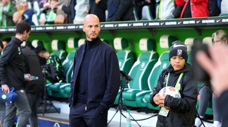18.10.2025, Deutschland, Wolfsburg, Fußball Bundesliga, Saison 2025 2026, VfL Wolfsburg vs. VfB Stuttgart, VfL Trainer Paul Simonis