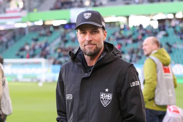 18.10.2025, xgox, Fussball - 1.Bundesliga VfL Wolfsburg - VfB Stuttgart emspor, v.l. Sebastian Hoeness (Hoeneß, Stuttgart, Trainer) (DFL DFB REGULATIONS PROHIBIT ANY USE OF PHOTOGRAPHS as IMAGE SEQUENCES and or QUASI-VIDEO) Wolfsburg