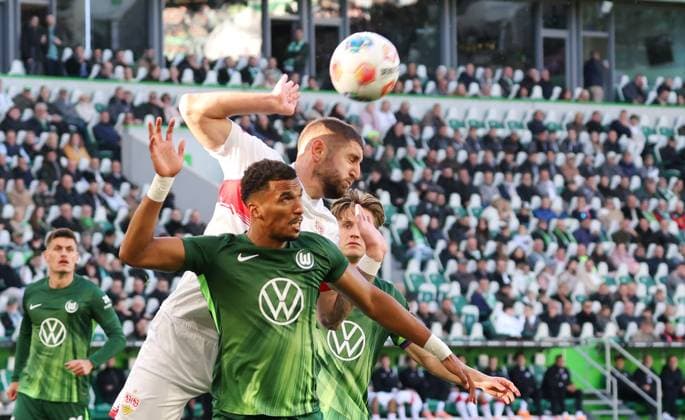 18.10.2025, Deutschland, Wolfsburg, Fußball Bundesliga, Saison 2025 2026, VfL Wolfsburg vs. VfB Stuttgart, v.l. Jeff Chabot (VfB), Moritz Jenz (VfL)