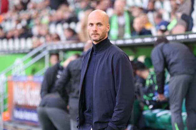 18.10.2025, xgox, Fussball - 1.Bundesliga VfL Wolfsburg - VfB Stuttgart emspor, v.l. Paul Simonis (Wolfsburg, Trainer) (DFL DFB REGULATIONS PROHIBIT ANY USE OF PHOTOGRAPHS as IMAGE SEQUENCES and or QUASI-VIDEO) Wolfsburg