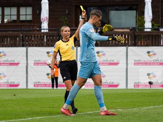 Gelbe Karte fuer Maximilian Weisbaecker (1. FC Schweinfurth, 40) nach Foul an Mansour Ouro-Tagba (VfB Stuttgart II, 27) GER, VfB Stuttgart II vs. 1. FC Schweinfurth, Fussball, 3. Liga, Spielzeit 2025 2026, 18.10.2025 GER, VfB Stuttgart II vs. 1. FC Schweinfurth, Fussball, 3. Liga, Spielzeit 2025 2026, 18.10.2025 Aspach Copyright: xEibner-Pressefoto CarstenxSchwerx EP_CSG