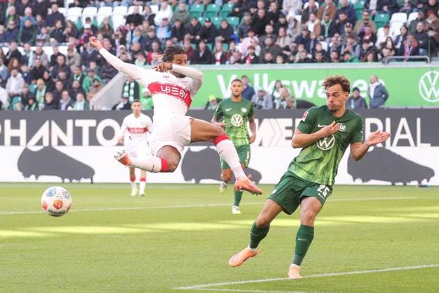 18.10.2025, xgox, Fussball - 1.Bundesliga VfL Wolfsburg - VfB Stuttgart emspor, v.l. Lorenz Assignon (Stuttgart, 22), Aaron Zehnter (Wolfsburg, 25) Zweikampf, Duell, Kampf, tackle (DFL DFB REGULATIONS PROHIBIT ANY USE OF PHOTOGRAPHS as IMAGE SEQUENCES and or QUASI-VIDEO) Wolfsburg