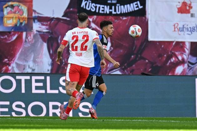 Fußball I Herren I Saison 2025-2026 I Bundesliga I 7. Spieltag I RB Leipzig - Hamburger SV I 18.10.2025 David Raum (22, RB Leipzig) läuft William Mikelbrencis (2, Hamburger SV) an Leipzig Red Bull Arena Sachsen Deutschland Copyright: xLobeca InesxHähnelx