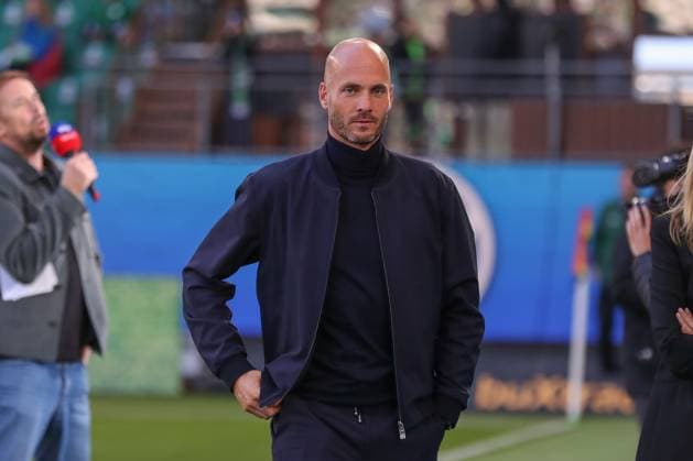 18.10.2025, xgox, Fussball - 1.Bundesliga VfL Wolfsburg - VfB Stuttgart emspor, v.l. Paul Simonis (Wolfsburg, Trainer) (DFL DFB REGULATIONS PROHIBIT ANY USE OF PHOTOGRAPHS as IMAGE SEQUENCES and or QUASI-VIDEO) Wolfsburg