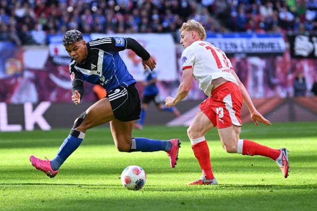 Fußball I Herren I Saison 2025-2026 I Bundesliga I 7. Spieltag I RB Leipzig - Hamburger SV I 18.10.2025 Zweikampf Ransford-Yeboah Königsdörffer (11, Hamburger SV) gegen Nicolas Seiwald (13, RB Leipzig) Leipzig Red Bull Arena Sachsen Deutschland Copyright: xLobeca InesxHähnelx