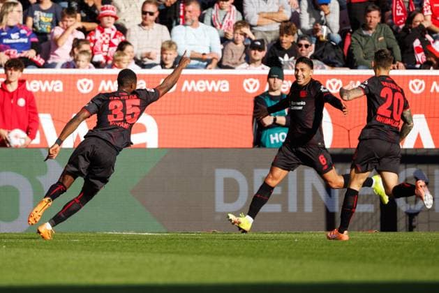 Christian Kofane (Bayer 04 Leverkusen) bejubelt den Treffer zum 0:2 mit Ezequiel Fernandez (Bayer 04 Leverkusen) und Alejandro Grimaldo (Bayer 04 Leverkusen), FSV Mainz 05 vs Bayer 04 Leverkusen, Fussball, 1. Bundesliga, 7. Spieltag, Saison 2025 2026, 18.10.2025 DFB regulations prohibit any use of photographs as image sequences and or quasi-video. FSV Mainz 05 vs Bayer 04 Leverkusen, Fussball, 1. Bundesliga, 7. Spieltag, Saison 2025 2026, 18.10.2025 Copyright: xEibner-Pressefoto AlexanderxNeisx EP_ANS