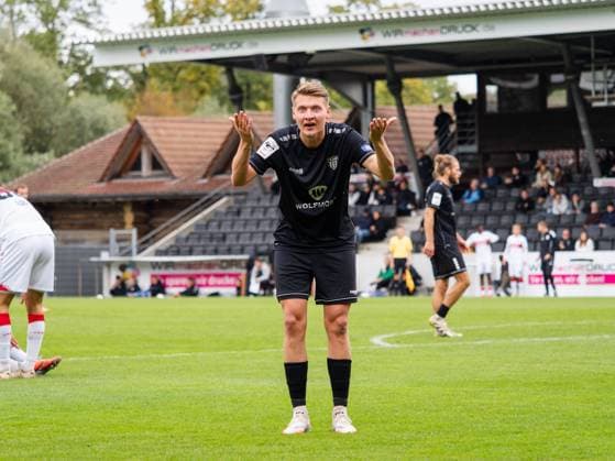 Pius Kraetschmer (1. FC Schweinfurth, 23) kann seinen verschuldeten Elfmeter nicht wahrhaben GER, VfB Stuttgart II vs. 1. FC Schweinfurth, Fussball, 3. Liga, Spielzeit 2025 2026, 18.10.2025 GER, VfB Stuttgart II vs. 1. FC Schweinfurth, Fussball, 3. Liga, Spielzeit 2025 2026, 18.10.2025 Aspach Copyright: xEibner-Pressefoto CarstenxSchwerx EP_CSG