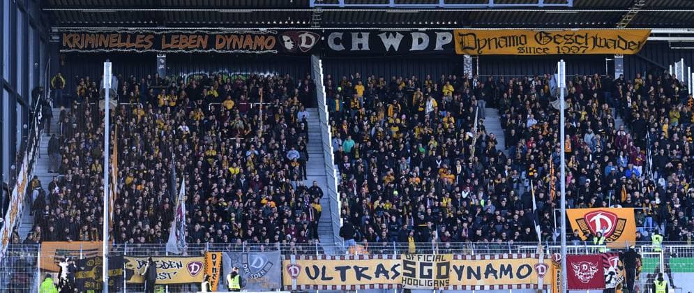 Fußball 2. Bundesliga 9. Spieltag SC Preußen Münster - Dynamo Dresden am 18.10.2025 im LVM-Preußenstadion in Münster Fanblock Fans Dynamo Dresden vor dem Spielbeginn DFL regulations prohibit any use of photographs as image sequences and or quasi-video.