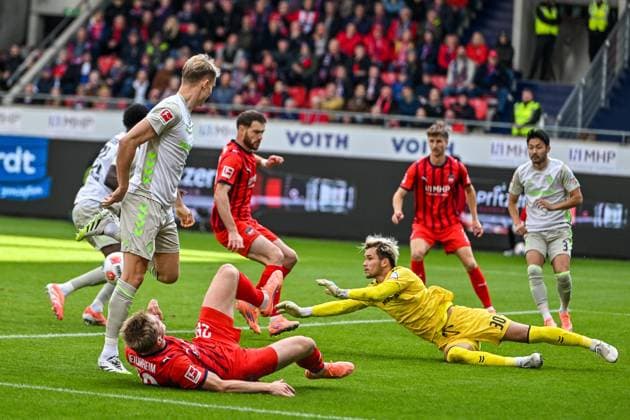 GER, 1. FBL, 1. FC Heidenheim vs SV Werder Bremen 18.10.2025, Voith-Arena, Heidenheim, GER, 1. FBL, 1. FC Heidenheim vs SV Werder Bremen, im Bild Rettungstat mit Flugeinlage von Mio Backhaus (Werder Bremen, 30)