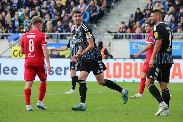 18.10.2025, xpfrx, Fussball 3.Liga, 1.FC Saarbruecken - SC Verl v.l. Sven Sonnenberg (1.FC Saarbruecken) Enttäuscht, traurig, frustriert Kai Brünker (1.FC Saarbruecken) (DFL DFB REGULATIONS PROHIBIT ANY USE OF PHOTOGRAPHS as IMAGE SEQUENCES and or QUASI-VIDEO) Saarbruecken