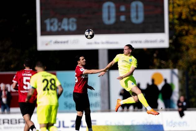 Kapitaen Matthias Schmitz, (TSG Balingen, 25), links, gegen Freddy Marlon Fass, (SV Stuttgarter Kickers, 14), TSG Balingen vs. SV Stuttgarter Kickers, Fussball, Regionalliga Suedwest, 13. Spieltag, Saison 2025 2026, 18.10.2025, Eibner-Pressefoto Andreas Ulmer TSG Balingen vs. SV Stuttgarter Kickers, Fussball, Regionalliga Suedwest, 13. Spieltag, Saison 2025 2026, 18.10.2025, Balingen Copyright: xEibner-Pressefoto AndreasxUlmerx EP_AUR