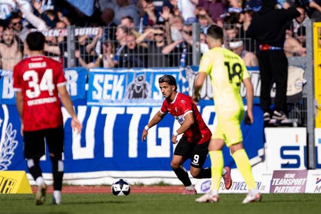 Zeki Goerkem Koca, (TSG Balingen, 09), vor den Kickers Fans, TSG Balingen vs. SV Stuttgarter Kickers, Fussball, Regionalliga Suedwest, 13. Spieltag, Saison 2025 2026, 18.10.2025, Eibner-Pressefoto Andreas Ulmer TSG Balingen vs. SV Stuttgarter Kickers, Fussball, Regionalliga Suedwest, 13. Spieltag, Saison 2025 2026, 18.10.2025, Balingen Copyright: xEibner-Pressefoto AndreasxUlmerx EP_AUR