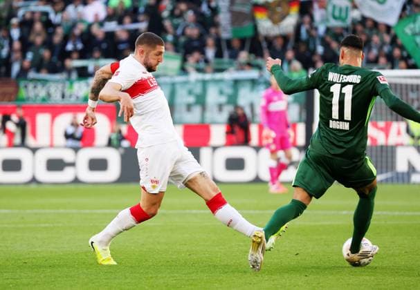 18.10.2025, Deutschland, Wolfsburg, Fußball Bundesliga, Saison 2025 2026, VfL Wolfsburg vs. VfB Stuttgart, v.l. Jeff Chabot (VfB), Adam Daghim (VfL)