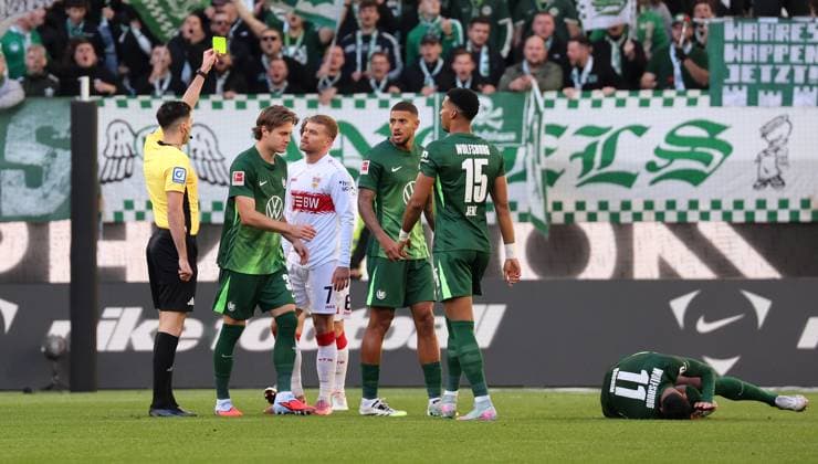 18.10.2025, Deutschland, Wolfsburg, Fußball Bundesliga, Saison 2025 2026, VfL Wolfsburg vs. VfB Stuttgart, Schiedsrichter Florian Badstübner zeigt Maximilian Mittelstädt (VfB) die gelbe Karte