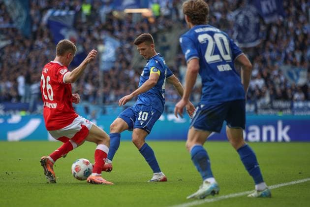 Marvin Wanitzek (Karlsruher SC, 10) tunnelt Paul Joly (1. FC Kaiserslautern, 26) David Herold (Karlsruher SC, 20), Karlsruher SC vs. 1. FC Kaiserslautern, 2. Bundesliga, 9. Spieltag, 2025 2026, 18.10.2025, DFL REGULATIONS PROHIBIT ANY USE OF PHOTOGRAPHS AS IMAGE SEQUENCES AND OR QUASI-VIDEO, Karlsruher SC vs. 1. FC Kaiserslautern, 2. Bundesliga, 9. Spieltag, 2025 2026, 18.10.2025 Karlsruhe