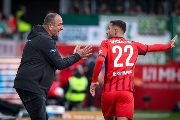 Cheftrainer Frank Schmidt (1FC Heidenheim 1846) im Gespraech mit Arijon Ibrahimovic 22 (1FC Heidenheim 1846), 1. FC Heidenheim 1846 vs. SV Werder Bremen, DFL, Bundesliga, Saison 2025 2026, Voith Arena, Hinrunde, 7. Spieltag, 18.10.2025 DFB regulations prohibit any use of photographs as image sequences and or quasi-video Heidenheim Baden-Wuerttemberg Deutschland