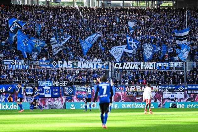 Fußball I Herren I Saison 2025-2026 I Bundesliga I 7. Spieltag I RB Leipzig - Hamburger SV I 18.10.2025 Gästeblock mit HSV Fans und Fahnen in Blau und Weiß Leipzig Red Bull Arena Sachsen Deutschland Copyright: xLobeca InesxHähnelx