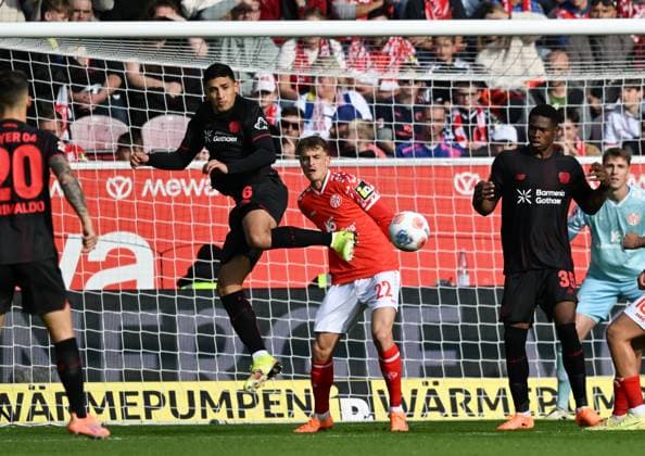 18.10.2025, xsltx, Fussball 1.Bundesliga, FSV Mainz 05 - Bayer 04 Leverkusen v.l. Hackentrick von Ezequiel Fernandez (Bayer 04 Leverkusen) (DFL DFB REGULATIONS PROHIBIT ANY USE OF PHOTOGRAPHS as IMAGE SEQUENCES and or QUASI-VIDEO)