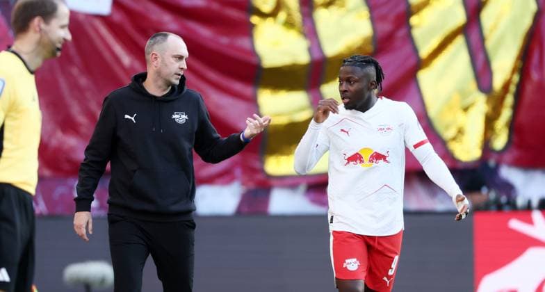 RB Leipzig - Hamburg Bundesliga Leipzig, 18.10.2025, Red Bull Arena, Fußball, 1.Bundesliga, 7.Spieltag , RB Leipzig vs. Hamburger SV, Im Bild von links: .Trainer Ole Werner, RB Leipzig, Johan Bakayoko (9, RB Leipzig). , Nur zur redaktionellen Nutzung. Only editorial use. , DFL DFB regulations prohibit any use of photographs as image sequences and or quasi-video. ,