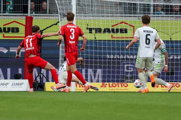 Budu Zivzivadze 12 (1FC Heidenheim 1846) mit einer grossen Chance, die Marco Friedl 32 (SV Werder Bremen) vereitelt, 1. FC Heidenheim 1846 vs. SV Werder Bremen, DFL, Bundesliga, Saison 2025 2026, Voith Arena, Hinrunde, 7. Spieltag, 18.10.2025 DFB regulations prohibit any use of photographs as image sequences and or quasi-video Heidenheim Baden-Wuerttemberg Deutschland