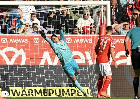 18.10.2025, xsltx, Fussball 1.Bundesliga, FSV Mainz 05 - Bayer 04 Leverkusen v.l. Lasse Rieß (1. FSV Mainz 05) pariert einen Schuss von Jonas Hofmann (Bayer 04 Leverkusen) (DFL DFB REGULATIONS PROHIBIT ANY USE OF PHOTOGRAPHS as IMAGE SEQUENCES and or QUASI-VIDEO)