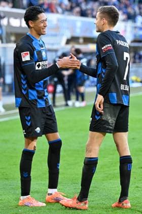 Paderborn, Home Deluxe Arena, 18.10.25, GER, Herren, 2.Bundesliga, Saison 2025-2026, SC Paderborn 07 - DSC Arminia Bielefeld Bild: Filip BILBIJA (Paderborn) jubelt nach seinem Tor zum 3:2 mit Santiago CASTANEDA (Paderborn) DFL regulations prohibit any use of photographs as image sequences and or quasi-video. NRW Deutschland