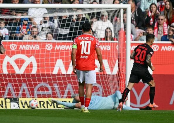18.10.2025, xsltx, Fussball 1.Bundesliga, FSV Mainz 05 - Bayer 04 Leverkusen v.l. Vergeblich streckt sich Lasse Rieß (1. FSV Mainz 05) nach dem Strafstoß von Alejandro Grimaldo (Bayer 04 Leverkusen), Beobachter ist Nadiem Amiri (1. FSV Mainz 05 10) (DFL DFB REGULATIONS PROHIBIT ANY USE OF PHOTOGRAPHS as IMAGE SEQUENCES and or QUASI-VIDEO)