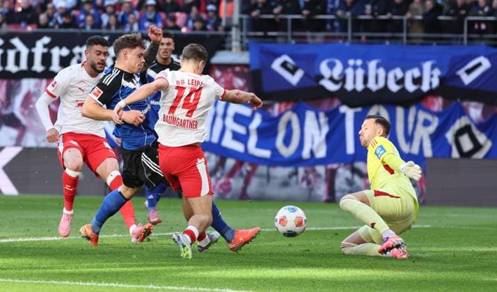 RB Leipzig - Hamburg Bundesliga Leipzig, 18.10.2025, Red Bull Arena, Fußball, 1.Bundesliga, 7.Spieltag , RB Leipzig vs. Hamburger SV, Im Bild: Torchance für RB Leipzig. Christoph Baumgartner (14, RB Leipzig), Torwart Daniel Heuer Fernandes ( 1, HSV). , Nur zur redaktionellen Nutzung. Only editorial use. , DFL DFB regulations prohibit any use of photographs as image sequences and or quasi-video. ,