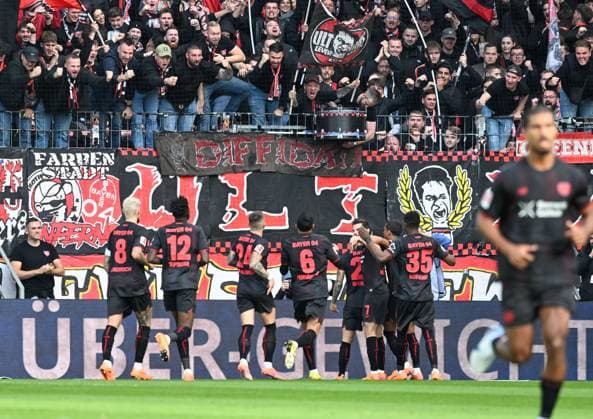 18.10.2025, xsltx, Fussball 1.Bundesliga, FSV Mainz 05 - Bayer 04 Leverkusen v.l. Jubel bei Leverkusen nach dem 1:0 von Alejandro Grimaldo (Bayer 04 Leverkusen) (DFL DFB REGULATIONS PROHIBIT ANY USE OF PHOTOGRAPHS as IMAGE SEQUENCES and or QUASI-VIDEO)