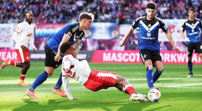 RB Leipzig - Hamburg Bundesliga Leipzig, 18.10.2025, Red Bull Arena, Fußball, 1.Bundesliga, 7.Spieltag , RB Leipzig vs. Hamburger SV, Im Bild von vorn: Assan Ouedraogo (20, RB Leipzig), Nicolai Remberg ( 21, HSV), Daniel Elfadli ( 8, HSV). , Nur zur redaktionellen Nutzung. Only editorial use. , DFL DFB regulations prohibit any use of photographs as image sequences and or quasi-video. ,