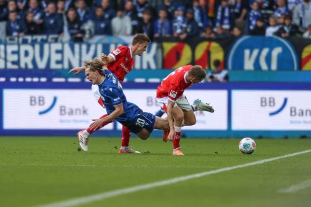 David Herold (Karlsruher SC, 20) wird gefoult von Paul Joly (1. FC Kaiserslautern, 26) und Fabian Kunze (1. FC Kaiserslautern, 06), Karlsruher SC vs. 1. FC Kaiserslautern, 2. Bundesliga, 9. Spieltag, 2025 2026, 18.10.2025, DFL REGULATIONS PROHIBIT ANY USE OF PHOTOGRAPHS AS IMAGE SEQUENCES AND OR QUASI-VIDEO, Karlsruher SC vs. 1. FC Kaiserslautern, 2. Bundesliga, 9. Spieltag, 2025 2026, 18.10.2025 Karlsruhe