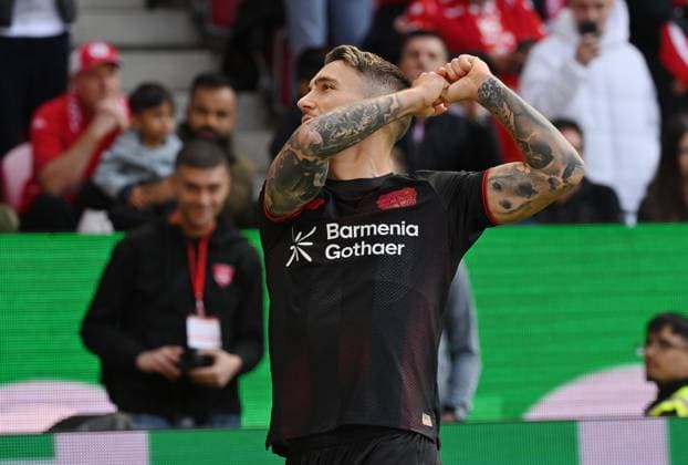 18.10.2025, xjrdrx, Fussball 1.Bundesliga, FSV Mainz 05 - Bayer 04 Leverkusen v.l. Alejandro Grimaldo (Bayer Leverkusen) celebrate the goal, Der Torjubel zum 0:1 (DFL DFB REGULATIONS PROHIBIT ANY USE OF PHOTOGRAPHS as IMAGE SEQUENCES and or QUASI-VIDEO) Mainz