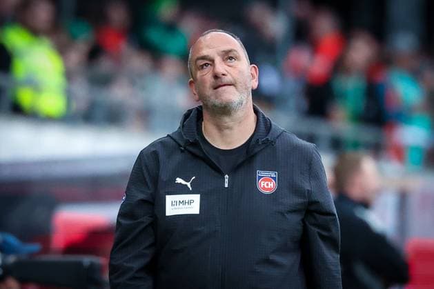 Enttaeuschung, Frust bei Cheftrainer Frank Schmidt (1FC Heidenheim 1846) nach einer vergebenen Chance seiner Mannschaft, 1. FC Heidenheim 1846 vs. SV Werder Bremen, DFL, Bundesliga, Saison 2025 2026, Voith Arena, Hinrunde, 7. Spieltag, 18.10.2025 DFB regulations prohibit any use of photographs as image sequences and or quasi-video Heidenheim Baden-Wuerttemberg Deutschland