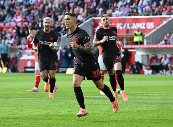 18.10.2025, xjrdrx, Fussball 1.Bundesliga, FSV Mainz 05 - Bayer 04 Leverkusen v.l. Alejandro Grimaldo (Bayer Leverkusen) celebrate the goal, Der Torjubel zum 0:1 (DFL DFB REGULATIONS PROHIBIT ANY USE OF PHOTOGRAPHS as IMAGE SEQUENCES and or QUASI-VIDEO) Mainz