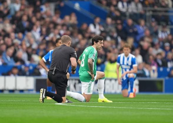 Both teams take the knee prior to kick off. Brighton and Hove Albion v Newcastle United, Premier League, Football, American Express Community Stadium, Brighton, UK - 18 Oct 2025Brighton American Express Community Stadi United Kingdom EDITORIAL USE ONLY No use with unauthorised audio, video, data, fixture lists, club league logos or live services. Online in-match use limited to 120 images, no video emulation. No use in betting, games or single club league player publications. Copyright: xSeanxRyan Shutterstockx 15544971l