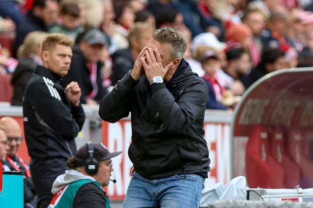 Köln, Deutschland, 18.10.25: Trainer Lukas Kwasniok ist enttäuscht waehrend des Spiels der 1. Bundesliga zwischen 1. FC Köln vs FC Augsburg im RheinEnergieStadion Köln RheinEnergieStadion North Rhine-Westphalia Germany Copyright: xBrauer-Fotoagenturx xAdrianxSchlx