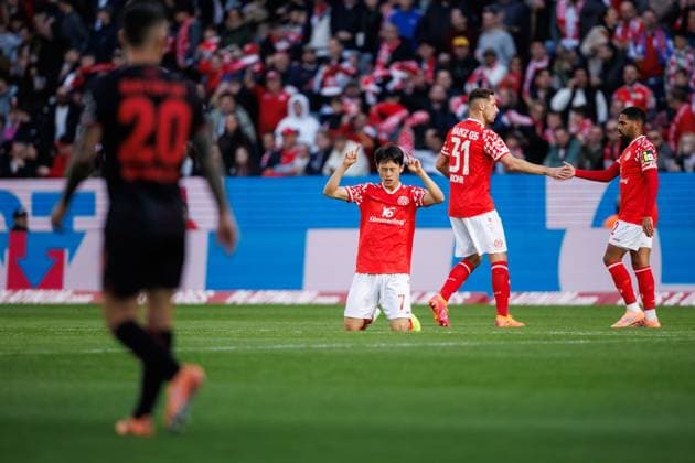 Jae Sung Lee (FSV Mainz 05) bejubelt den Treffer zum 1:2, FSV Mainz 05 vs Bayer 04 Leverkusen, Fussball, 1. Bundesliga, 7. Spieltag, Saison 2025 2026, 18.10.2025 DFB regulations prohibit any use of photographs as image sequences and or quasi-video. FSV Mainz 05 vs Bayer 04 Leverkusen, Fussball, 1. Bundesliga, 7. Spieltag, Saison 2025 2026, 18.10.2025 Copyright: xEibner-Pressefoto AlexanderxNeisx EP_ANS