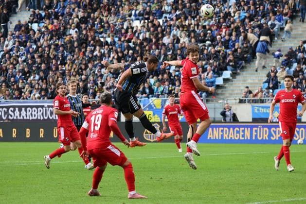 18.10.2025, Fussball, Herren, 3. Liga, Saison 2025 2026, 1. FC Saarbrücken - SC Verl, Dominic Baumann (1. FC Saarbruecken), Niko Kijewski (SC Verl), Fynn Otto (SC Verl) Saarbrücken Ludwigsparkstadion Saarland Deutschland (DE) Copyright: xSebastianxBachx