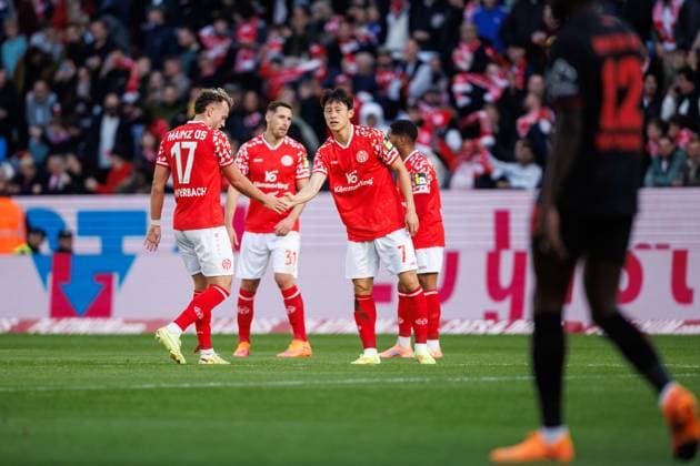 Jae Sung Lee (FSV Mainz 05) bejubelt den Treffer zum 1:2 mit Benedict Hollerbach (FSV Mainz 05), FSV Mainz 05 vs Bayer 04 Leverkusen, Fussball, 1. Bundesliga, 7. Spieltag, Saison 2025 2026, 18.10.2025 DFB regulations prohibit any use of photographs as image sequences and or quasi-video. FSV Mainz 05 vs Bayer 04 Leverkusen, Fussball, 1. Bundesliga, 7. Spieltag, Saison 2025 2026, 18.10.2025 Copyright: xEibner-Pressefoto AlexanderxNeisx EP_ANS