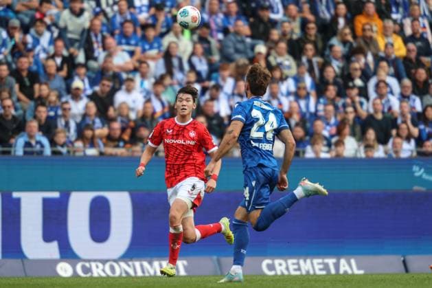 Ji-Soo Kim (1. FC Kaiserslautern, 05) im Zweikampf mit Fabian Schleusener (Karlsruher SC, 24), Karlsruher SC vs. 1. FC Kaiserslautern, 2. Bundesliga, 9. Spieltag, 2025 2026, 18.10.2025, DFL REGULATIONS PROHIBIT ANY USE OF PHOTOGRAPHS AS IMAGE SEQUENCES AND OR QUASI-VIDEO, Karlsruher SC vs. 1. FC Kaiserslautern, 2. Bundesliga, 9. Spieltag, 2025 2026, 18.10.2025 Karlsruhe