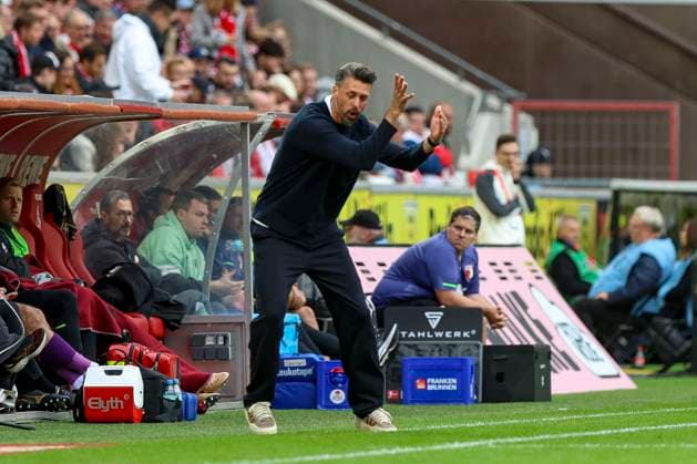 Köln, Deutschland, 18.10.25: Trainer Sandro Wagner gestikuliert, Gestik waehrend des Spiels der 1. Bundesliga zwischen 1. FC Köln vs FC Augsburg im RheinEnergieStadion Köln RheinEnergieStadion North Rhine-Westphalia Germany Copyright: xBrauer-Fotoagenturx xAdrianxSchlx