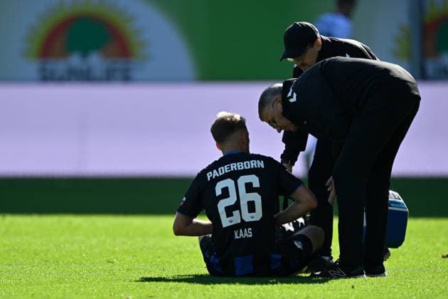 Paderborn, Home Deluxe Arena, 18.10.25, GER, Herren, 2.Bundesliga, Saison 2025-2026, SC Paderborn 07 - DSC Arminia Bielefeld Bild: Sebastian KLAAS (Paderborn) Verletzt, Verletzung, Schmerzen DFL regulations prohibit any use of photographs as image sequences and or quasi-video. NRW Deutschland