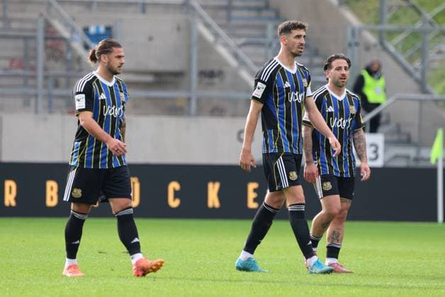 18.10.2025, Fussball, Herren, 3. Liga, Saison 2025 2026, 1. FC Saarbrücken - SC Verl, Dominic Baumann (1. FC Saarbruecken) enttäuscht, Sven Sonnenberg (1. FC Saarbruecken) enttäuscht, Calogero Rizzuto (1. FC Saarbruecken) enttäuscht Saarbrücken Ludwigsparkstadion Saarland Deutschland (DE) Copyright: xSebastianxBachx